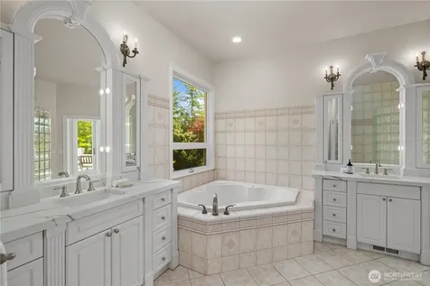 4145 Peregrine Point Way SE Sammamish WA 98075