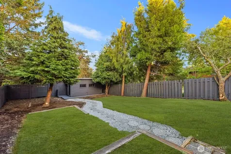 8216 Interlake Avenue N Seattle WA 98103