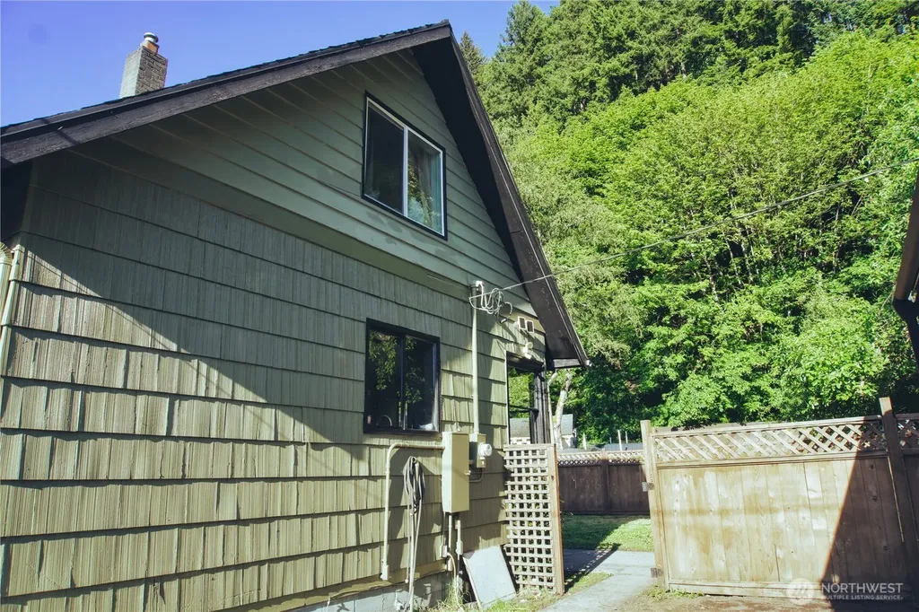 512 E Pear Street Centralia WA 98531