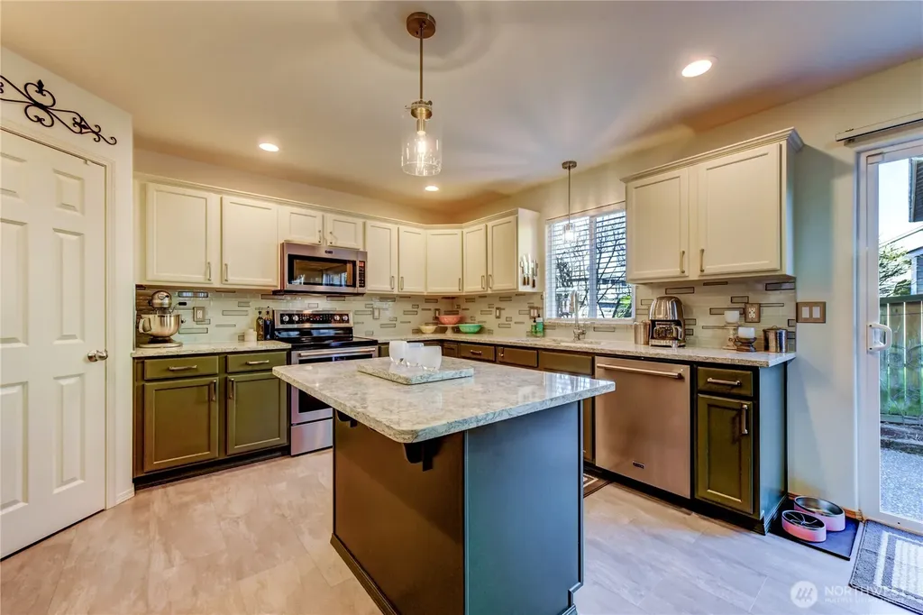 1523 151st Street SW Lynnwood WA 98087