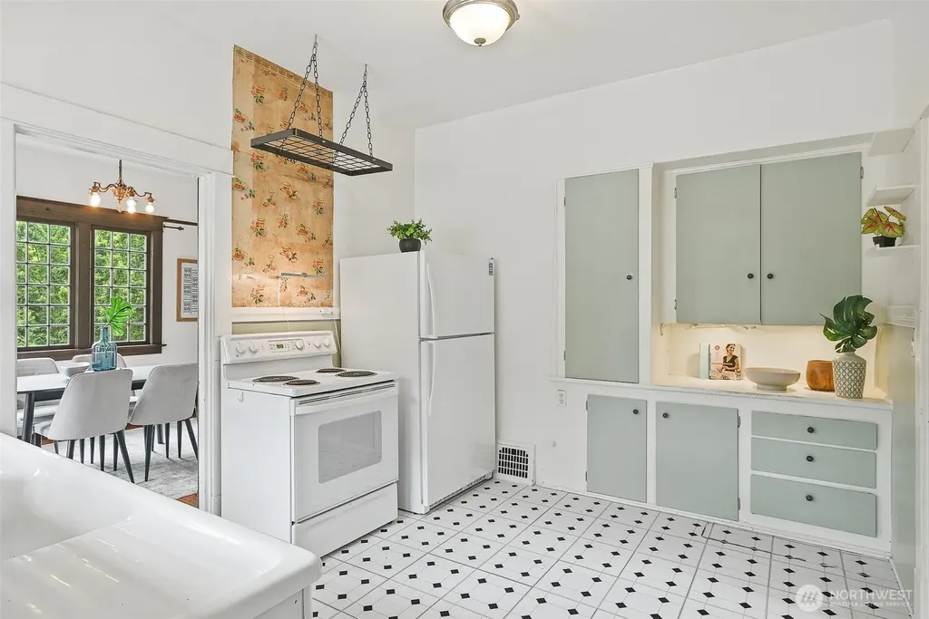4651 1st Avenue NE Seattle WA 98105