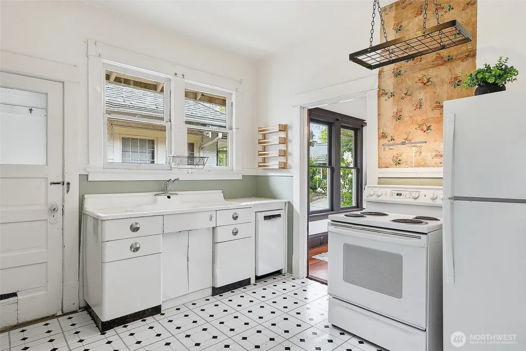 4651 1st Avenue NE Seattle WA 98105