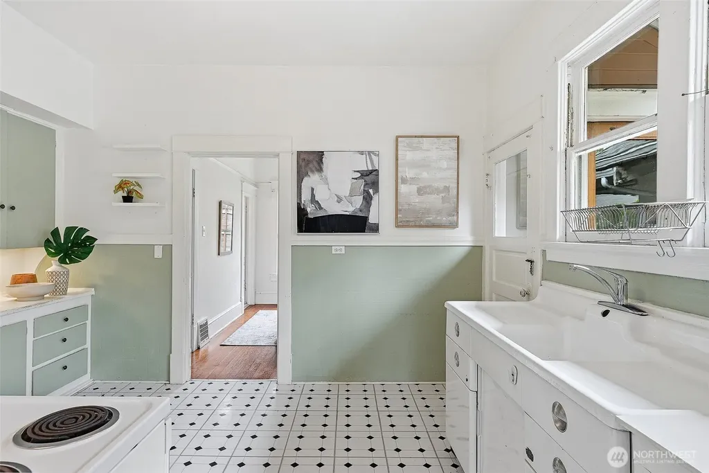 4651 1st Avenue NE Seattle WA 98105