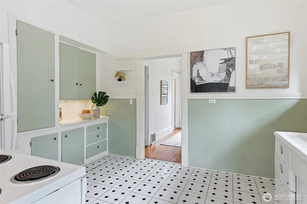 4651 1st Avenue NE Seattle WA 98105