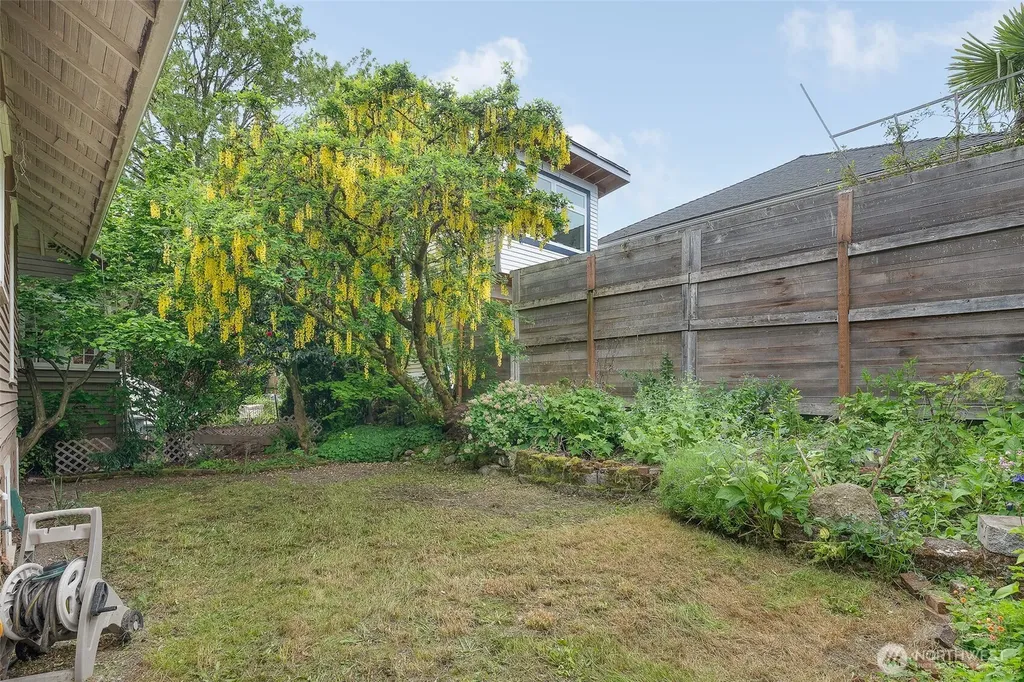 4651 1st Avenue NE Seattle WA 98105