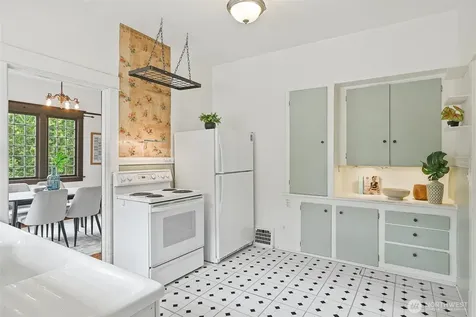 4651 1st Avenue NE Seattle WA 98105