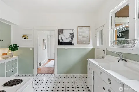 4651 1st Avenue NE Seattle WA 98105