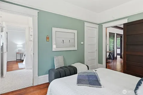 4651 1st Avenue NE Seattle WA 98105