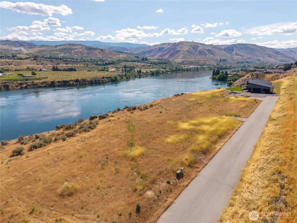3180 SE Rivers Edge Court East Wenatchee WA 98802
