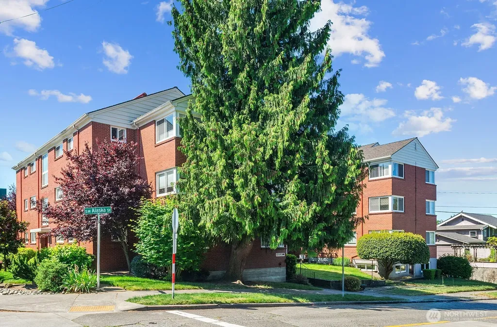 4407 SW Alaska Street Seattle WA 98116