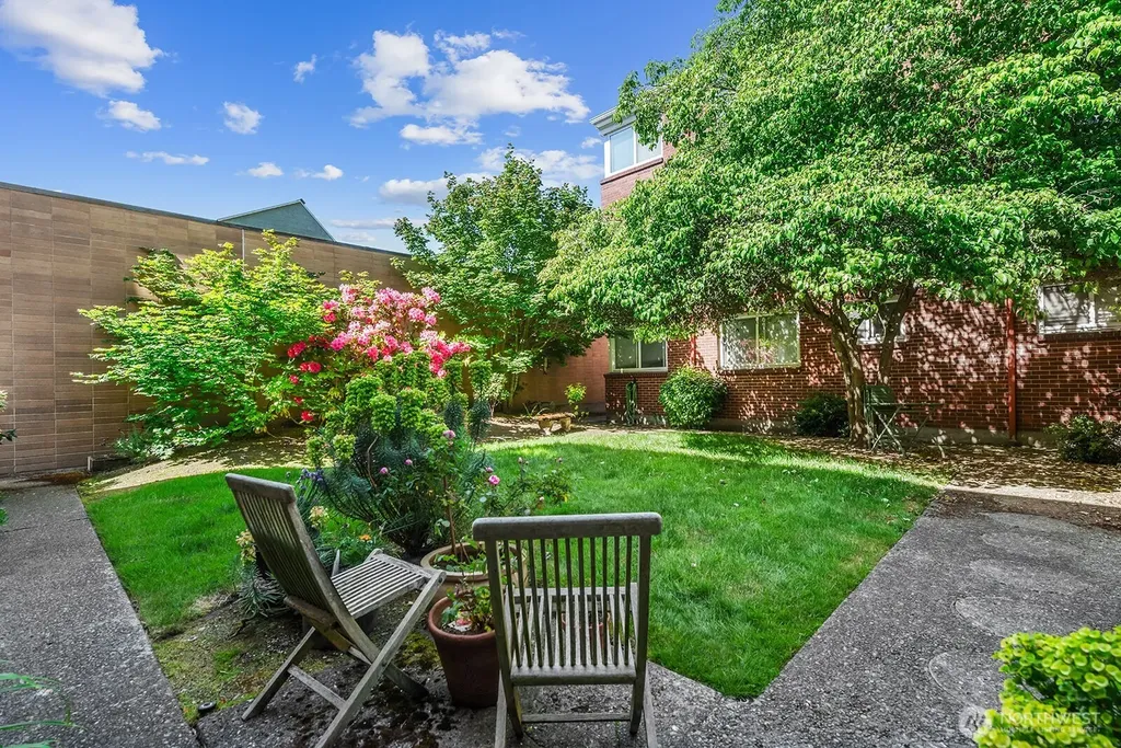 4407 SW Alaska Street Seattle WA 98116