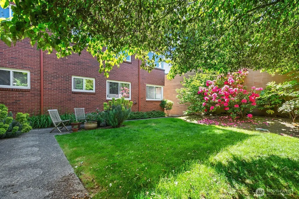 4407 SW Alaska Street Seattle WA 98116
