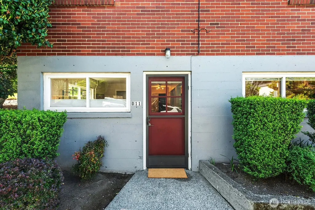 4407 SW Alaska Street Seattle WA 98116