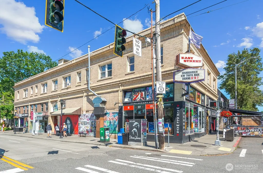 4407 SW Alaska Street Seattle WA 98116