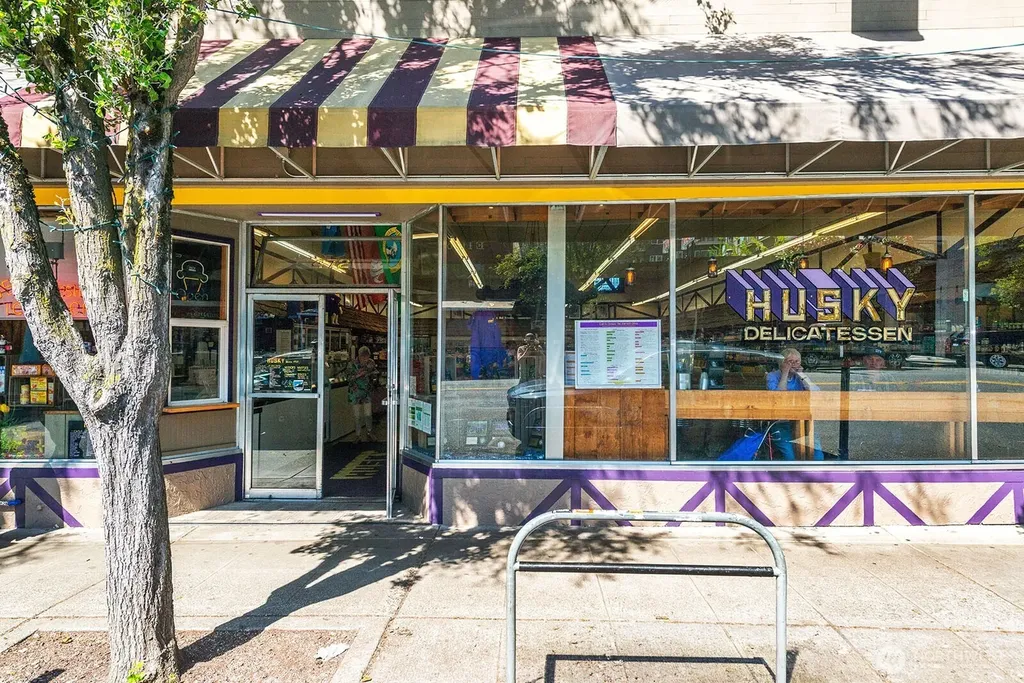 4407 SW Alaska Street Seattle WA 98116