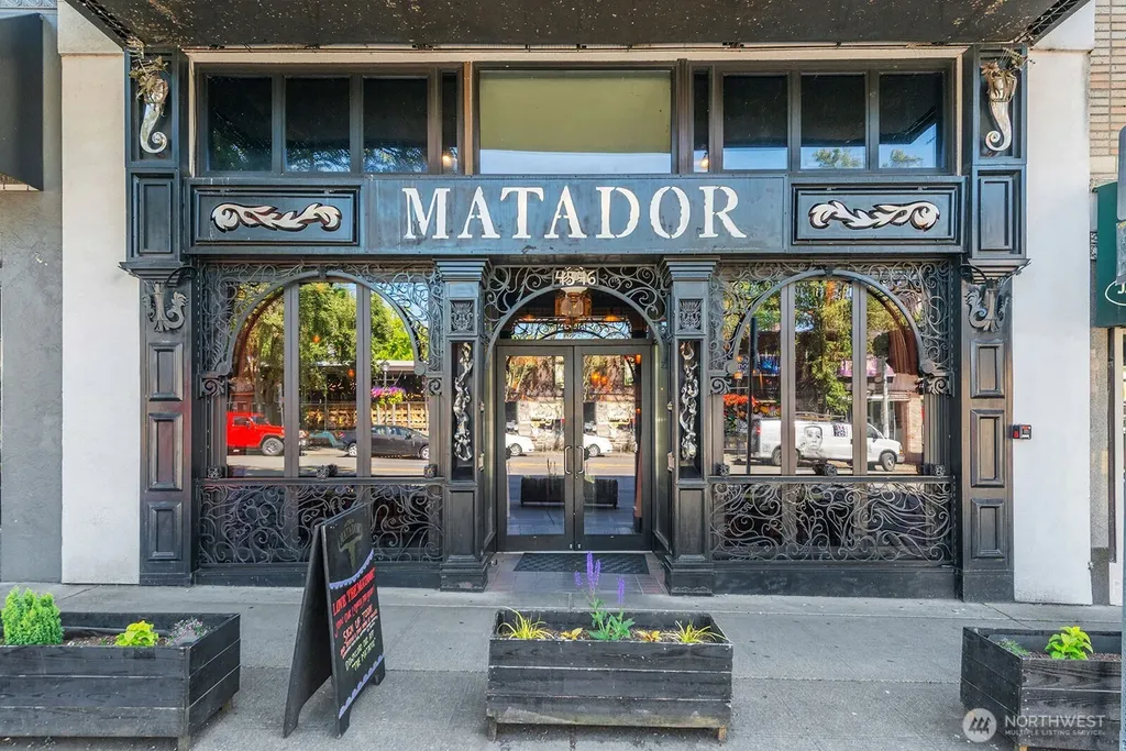 4407 SW Alaska Street Seattle WA 98116