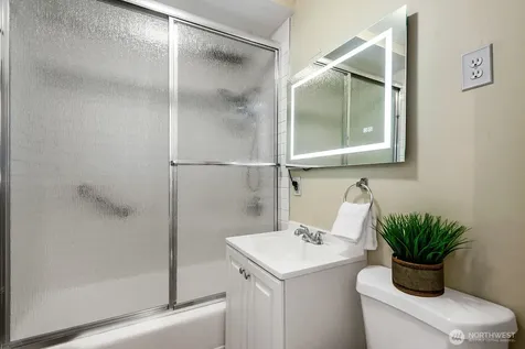 4407 SW Alaska Street Seattle WA 98116