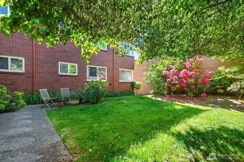 4407 SW Alaska Street Seattle WA 98116