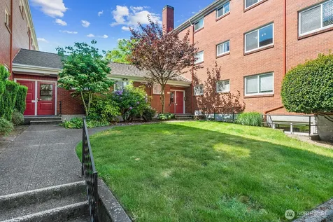 4407 SW Alaska Street Seattle WA 98116