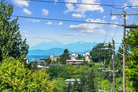 4407 SW Alaska Street Seattle WA 98116