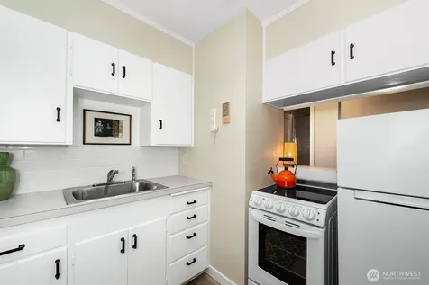 4407 SW Alaska Street Seattle WA 98116