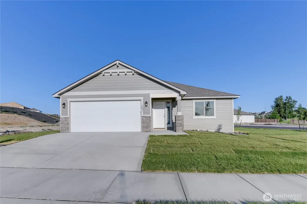 321 N Lessor Loop Moses Lake WA 98837