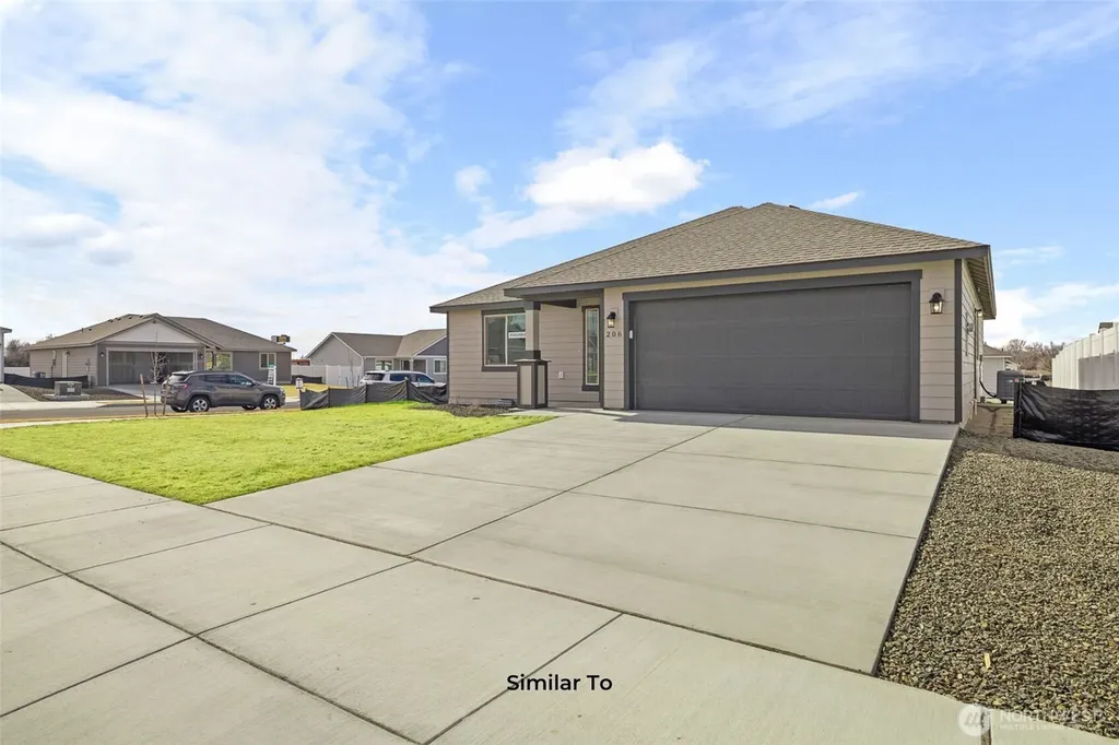 321 N Lessor Loop Moses Lake WA 98837