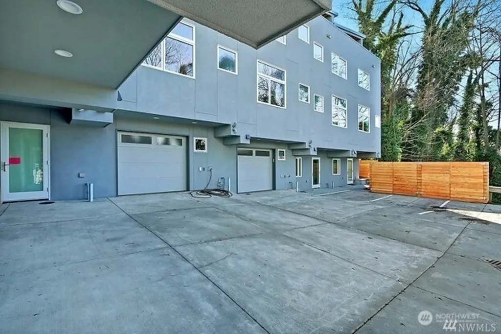 1507 Lakeview Blvd E Seattle WA 98102