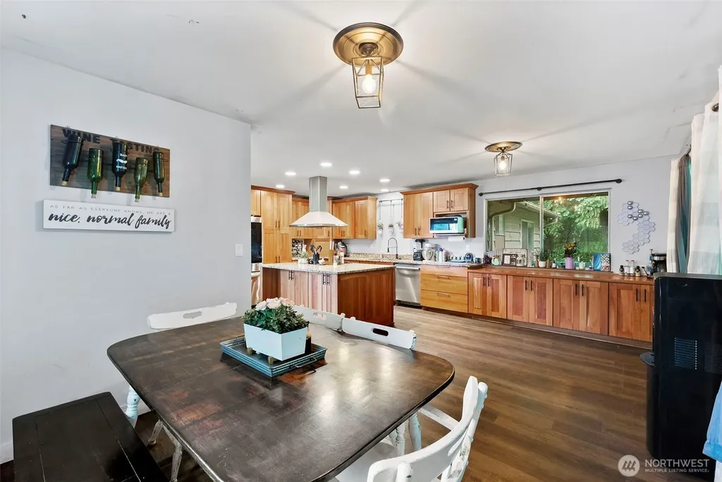 1422 Colchester Dr SE Port Orchard WA 98366