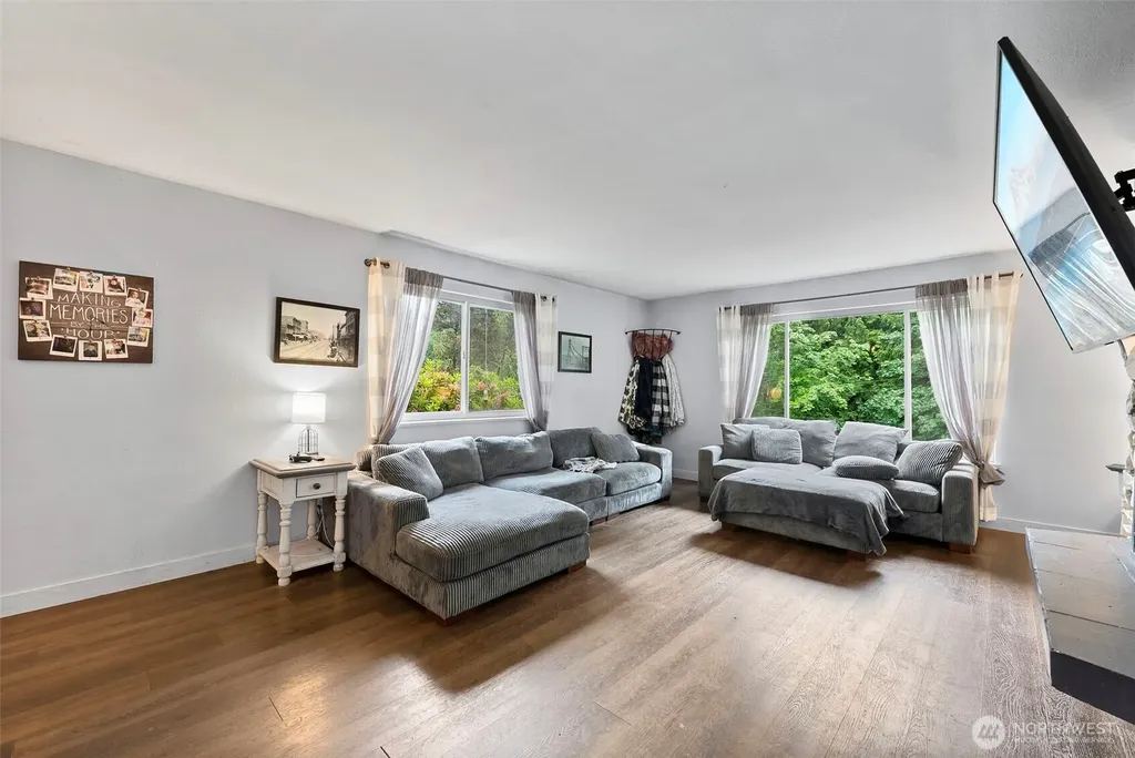 1422 Colchester Dr SE Port Orchard WA 98366