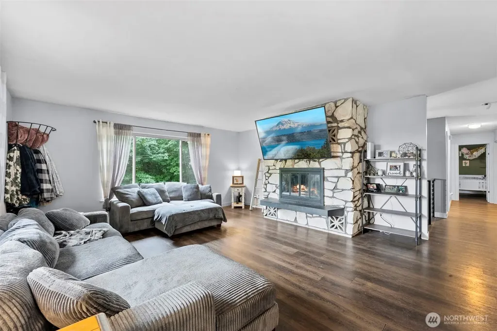 1422 Colchester Dr SE Port Orchard WA 98366