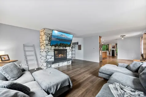 1422 Colchester Dr SE Port Orchard WA 98366