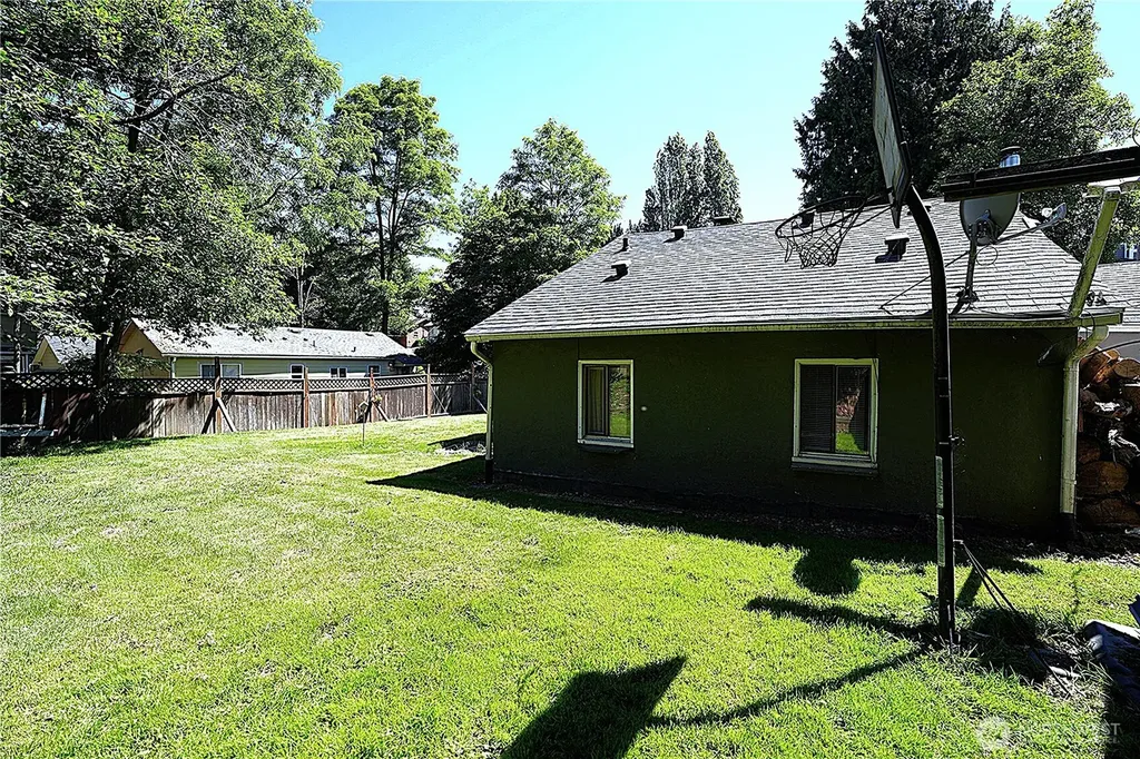 10433 1st Avenue SW Burien WA 98146