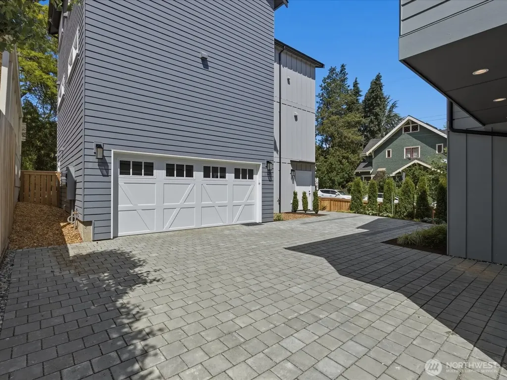 1970 25th Avenue E Seattle WA 98112