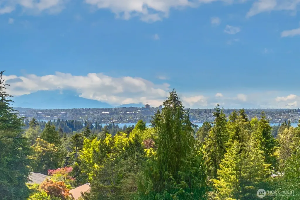 9636 NE 30th Place Clyde Hill WA 98004