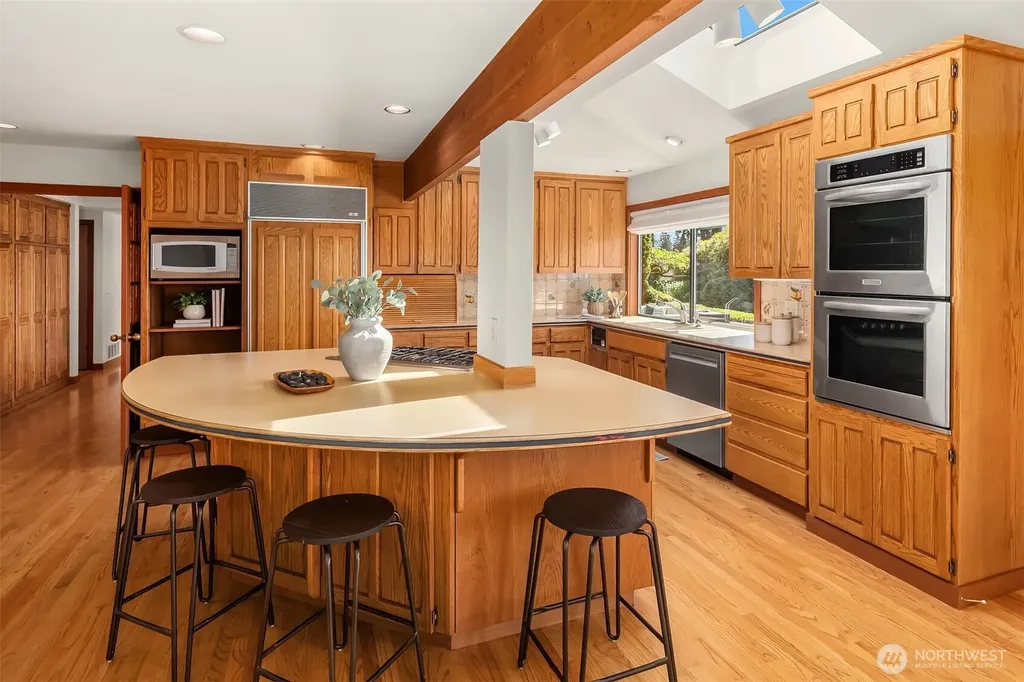 9636 NE 30th Place Clyde Hill WA 98004