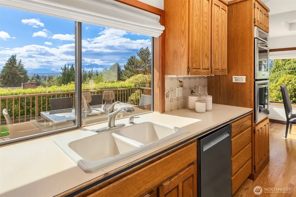 9636 NE 30th Place Clyde Hill WA 98004