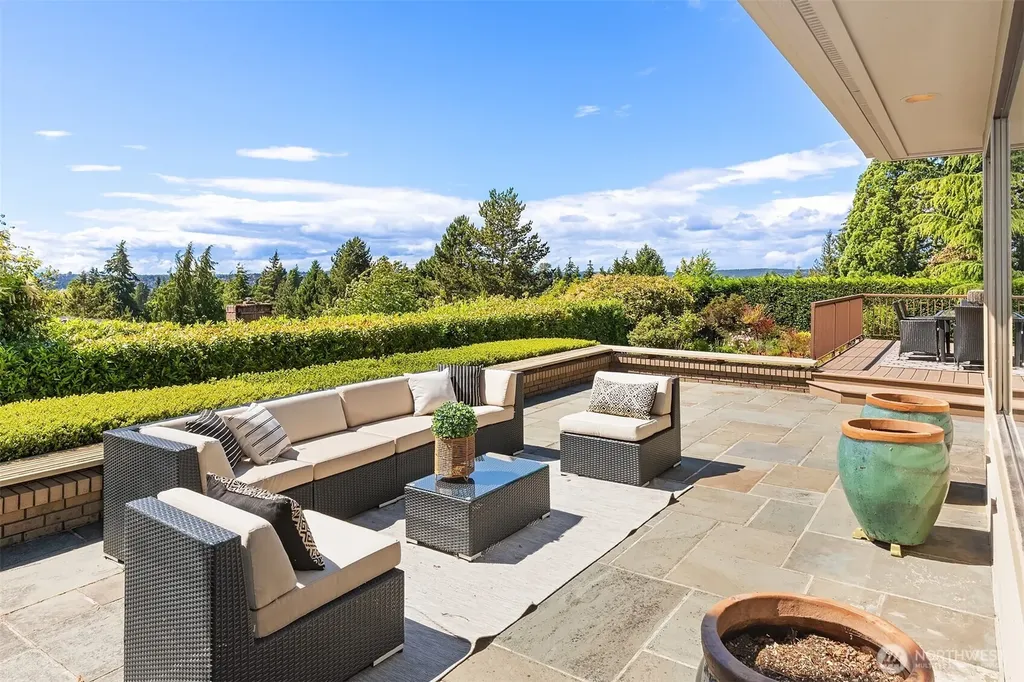 9636 NE 30th Place Clyde Hill WA 98004