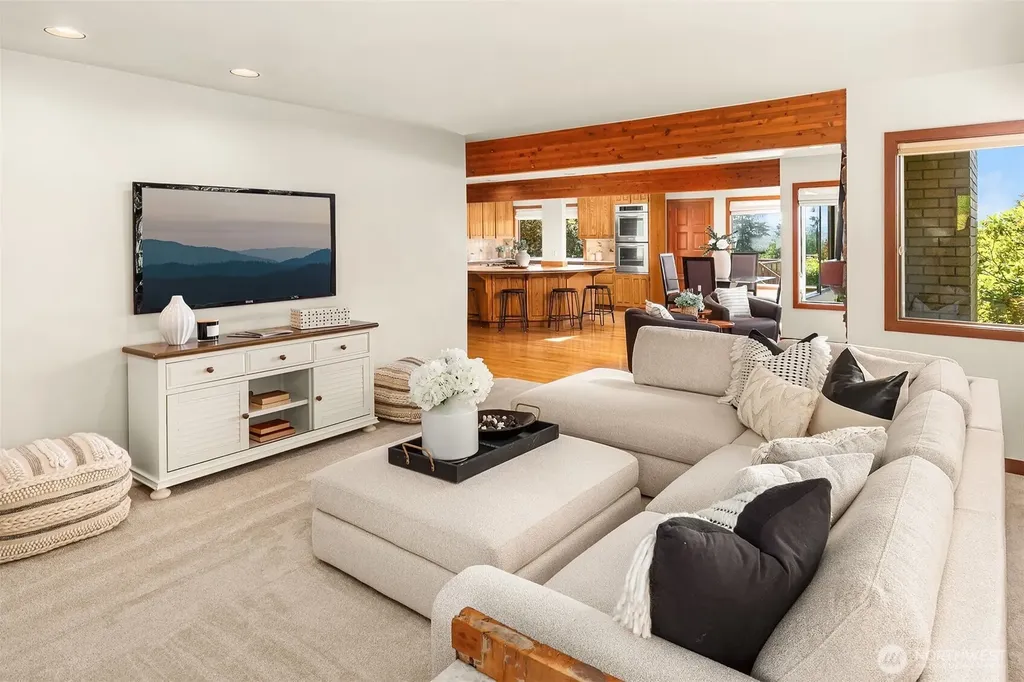 9636 NE 30th Place Clyde Hill WA 98004