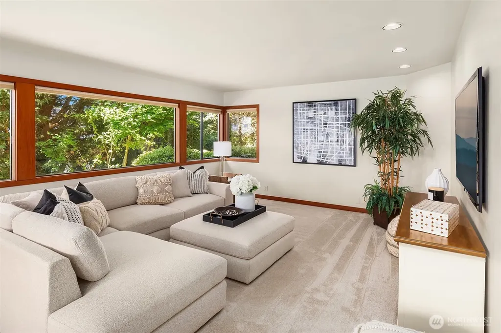 9636 NE 30th Place Clyde Hill WA 98004