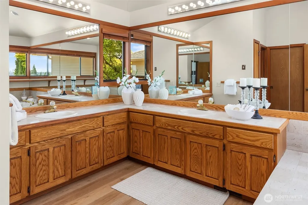 9636 NE 30th Place Clyde Hill WA 98004