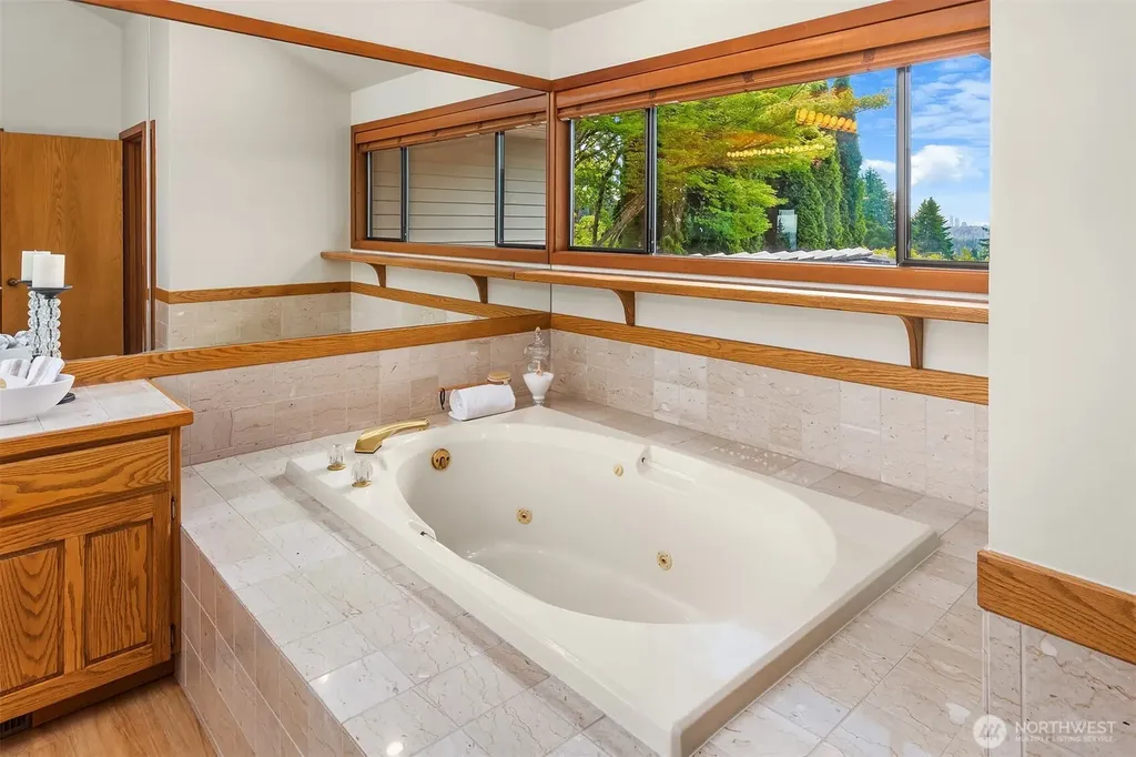 9636 NE 30th Place Clyde Hill WA 98004