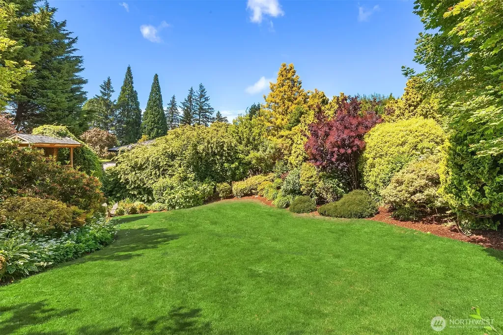 9636 NE 30th Place Clyde Hill WA 98004