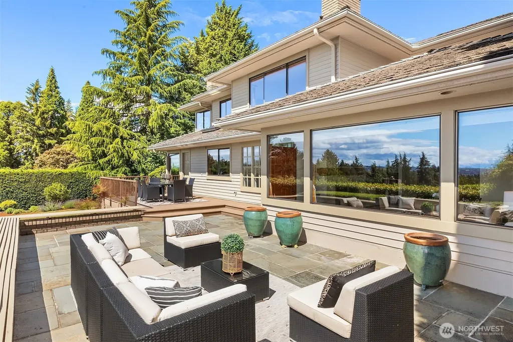 9636 NE 30th Place Clyde Hill WA 98004