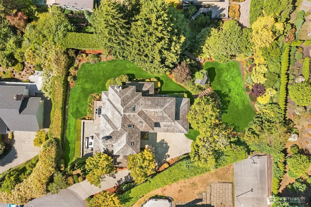 9636 NE 30th Place Clyde Hill WA 98004