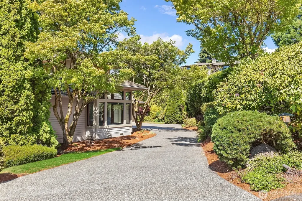 9636 NE 30th Place Clyde Hill WA 98004