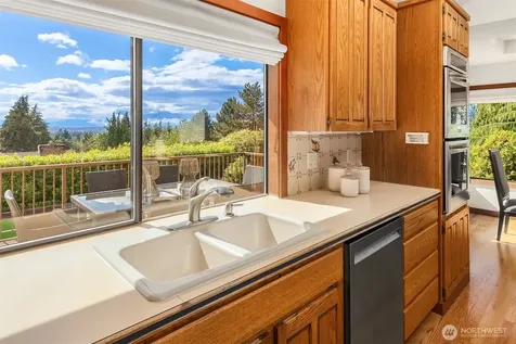9636 NE 30th Place Clyde Hill WA 98004