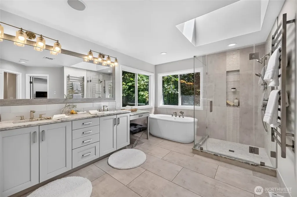 25720 NE 4th Place Sammamish WA 98074