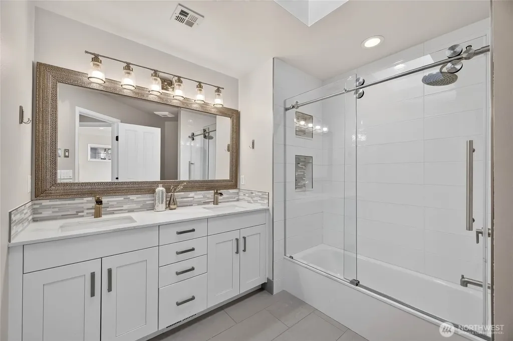 25720 NE 4th Place Sammamish WA 98074