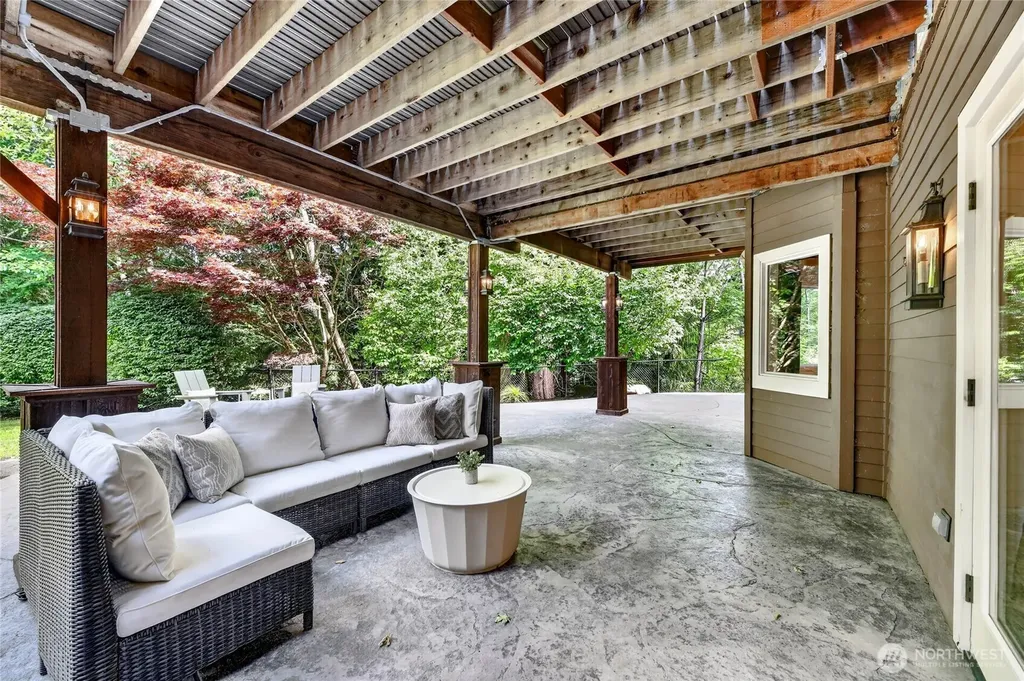 25720 NE 4th Place Sammamish WA 98074